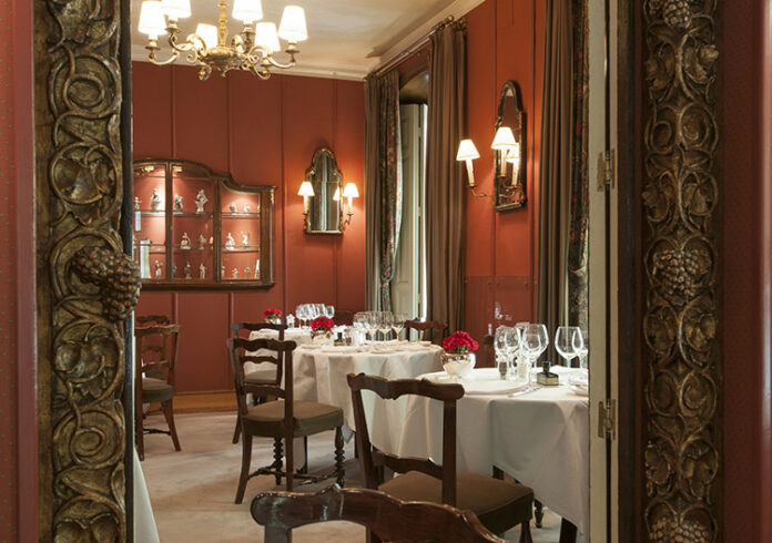 Sala del restaurante Horcher.|El consomé Don Víctor se sirve en el restaurante Horcher desde hace 75 años.
