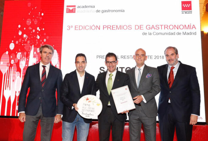 El equipo de Santceloni recibe su galardón como mejor restaurante de Madrid en 2018.