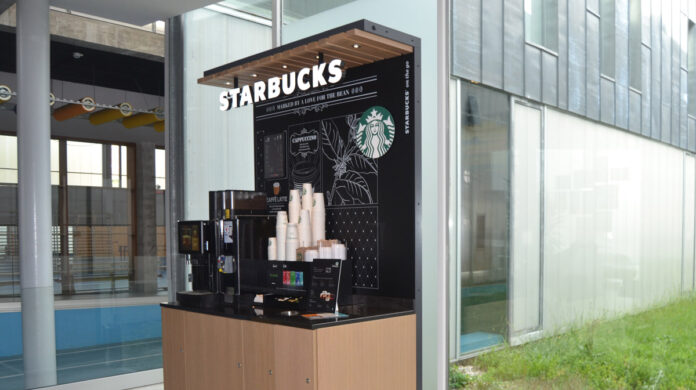 Córner Starbucks on the go instalado en el campus de Pontevedra de la Universidade de Vigo.