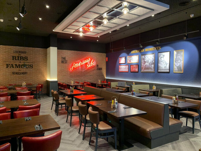 El nuevo Tony Roma's de la calle Silvano de Madrid incorpora la estética del restaurante International Drive de Orlando.