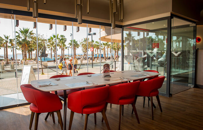 El nuevo restaurante de VIPS en Fuengirola se encuentra en pleno paso marítimo de la localidad malagueña.