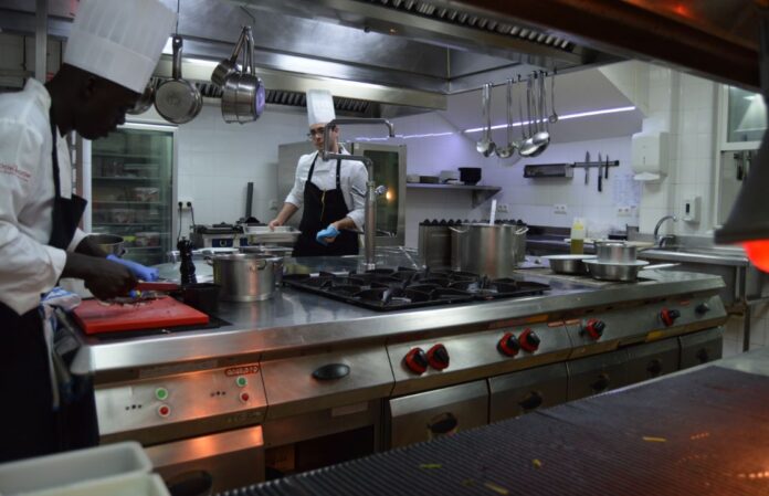 equipamiento-cocina-restaurante-komfort-foto-maria-veiga|Cocina profesional.